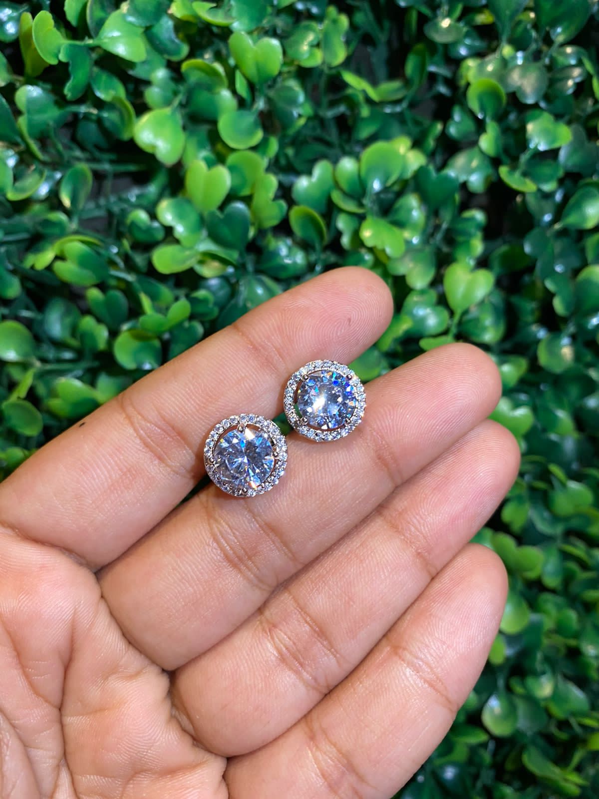 2.5 Ct round halo screwback earrings - Image 2