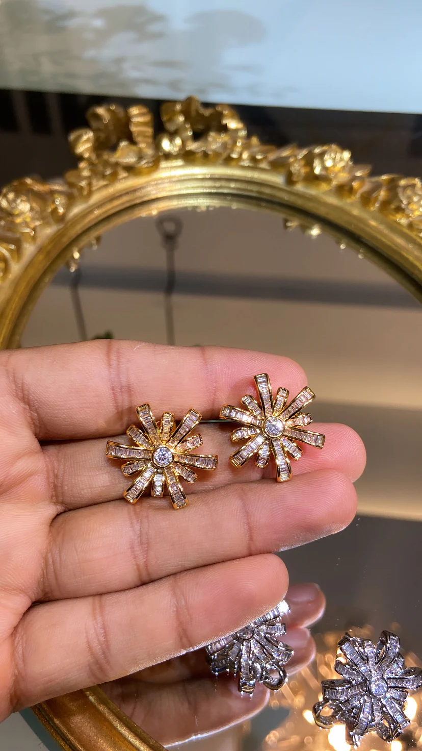 BAGUETTE FLOWER EARRING - Image 3