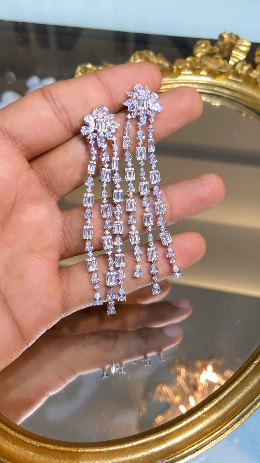 CLUSTER LONG COCKTAIL EARRING