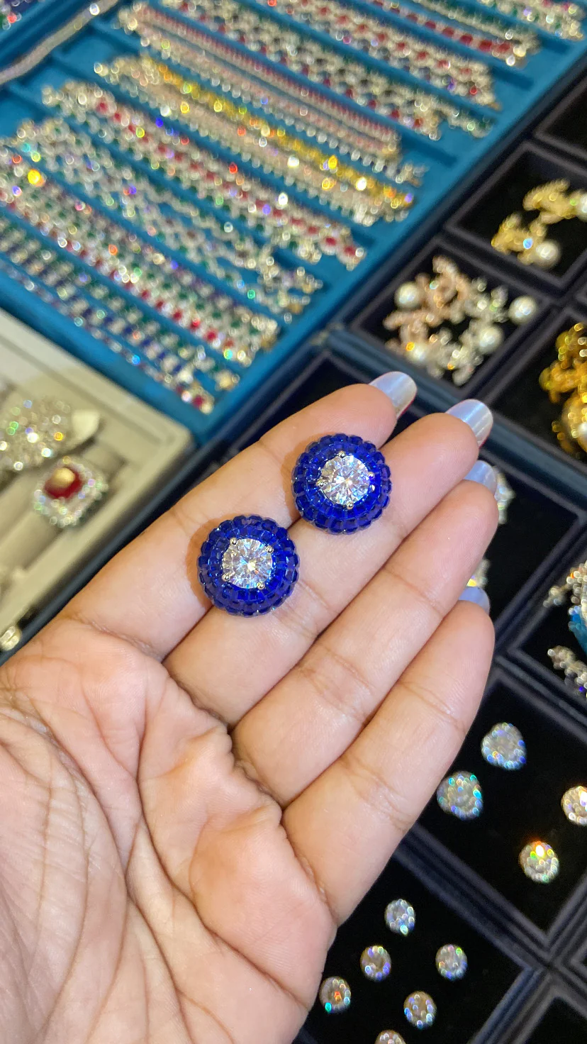 Dome Invisible setting earrings - Image 2