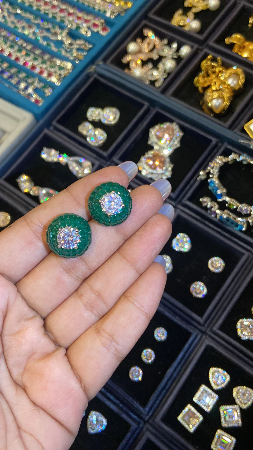Dome Invisible setting earrings - Image 3