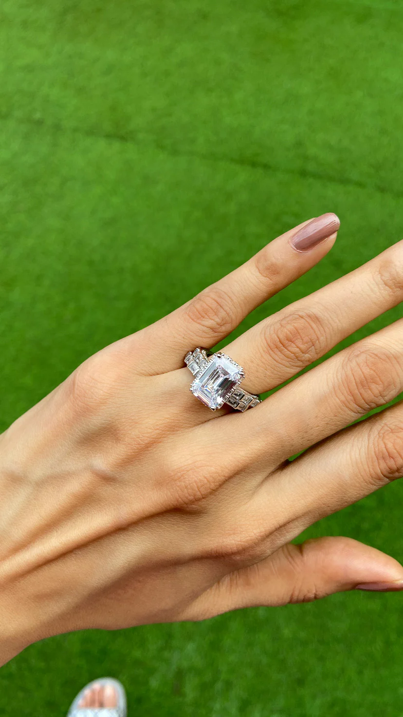 Emerald cut ring with support band - Image 2