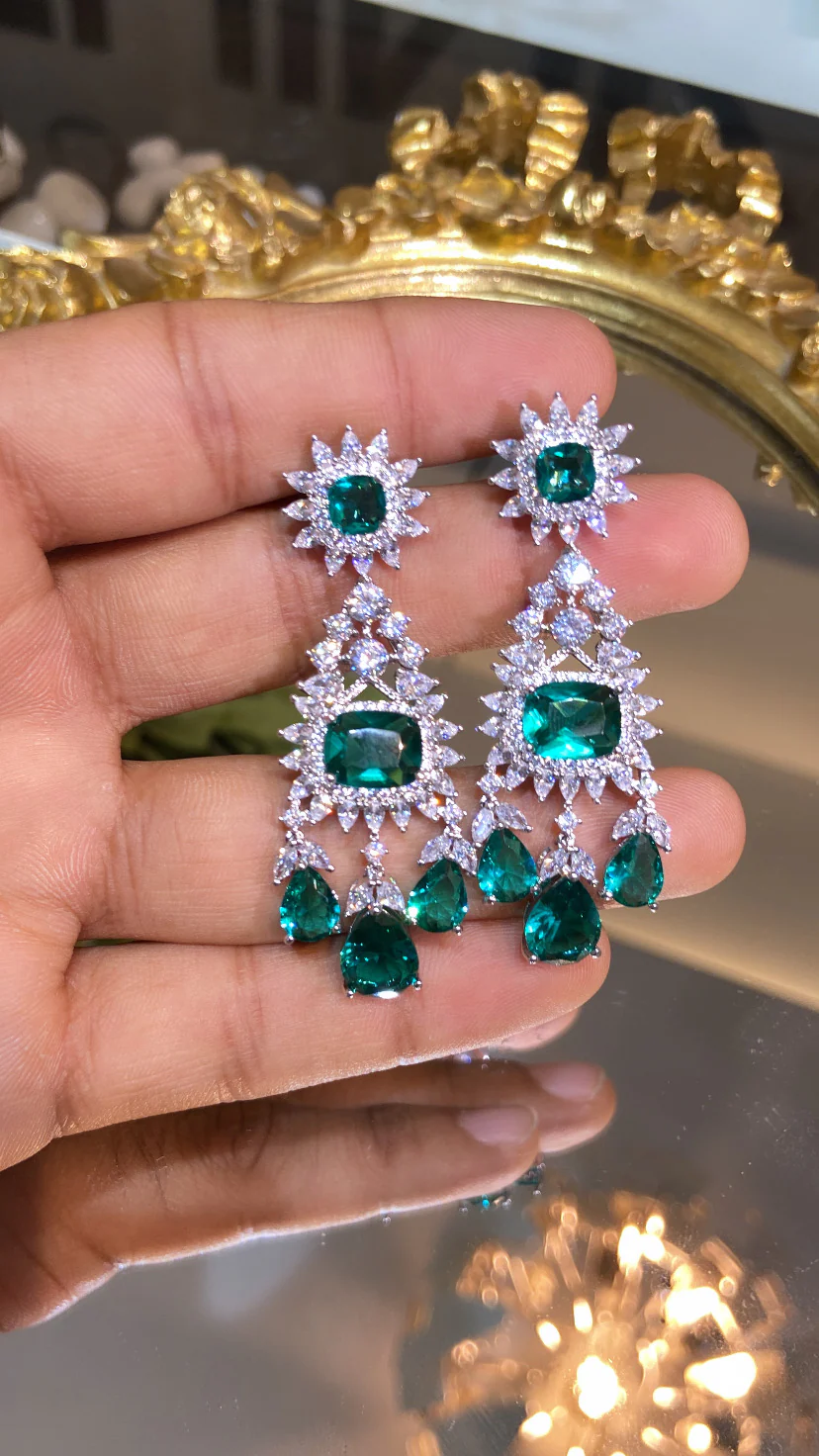 EMERALD GREEN COCKTAIL EARRING