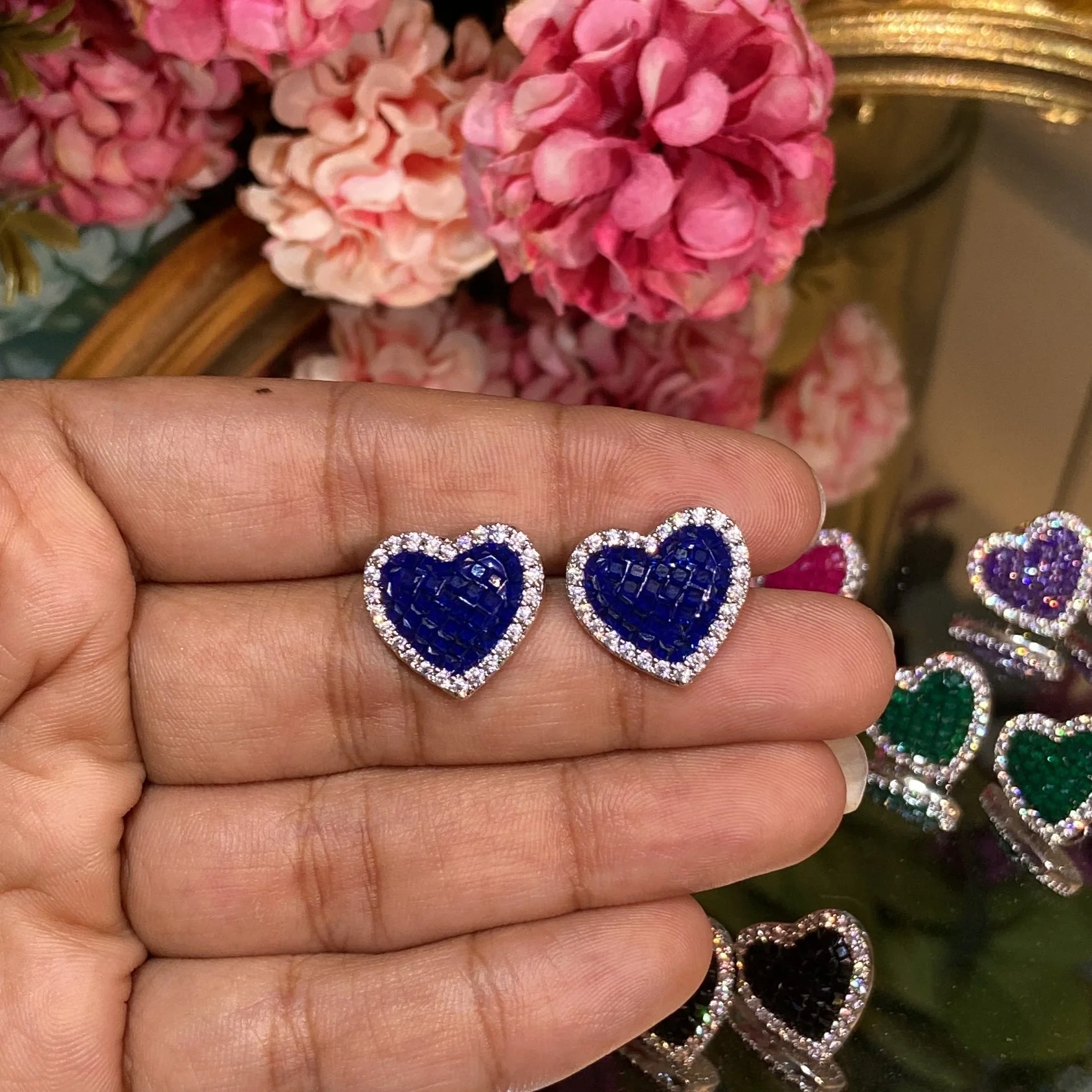 Invisible setting love earrings - Image 4