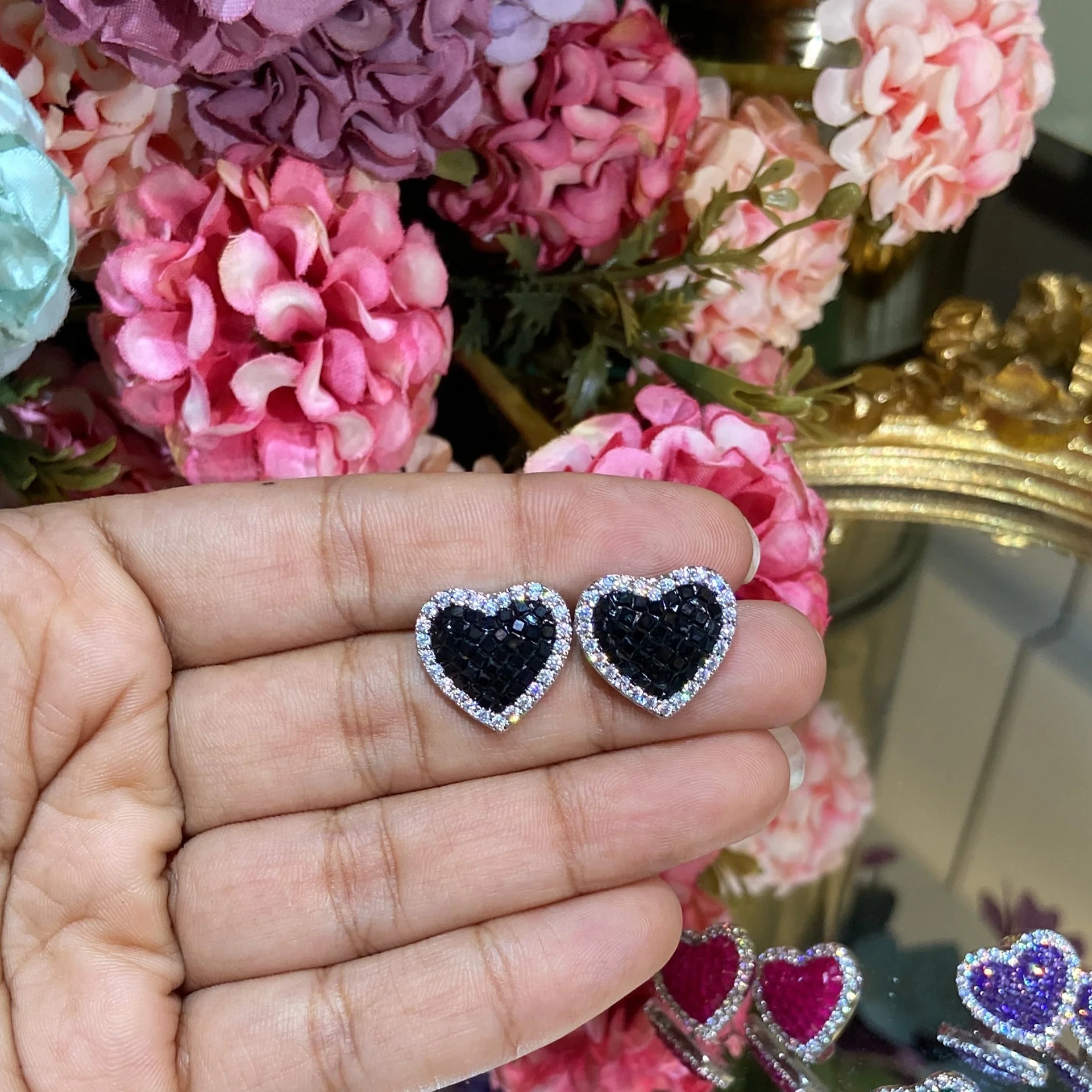 Invisible setting love earrings - Image 5