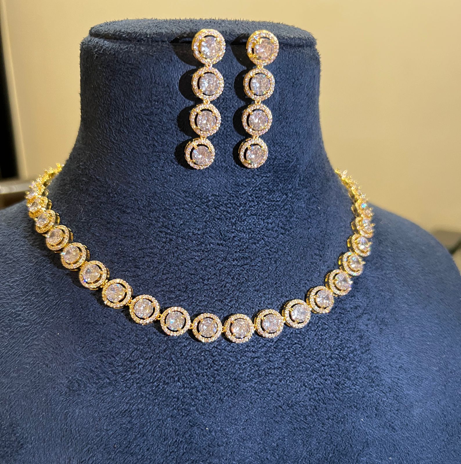 Small round halo neckalce set - Image 3