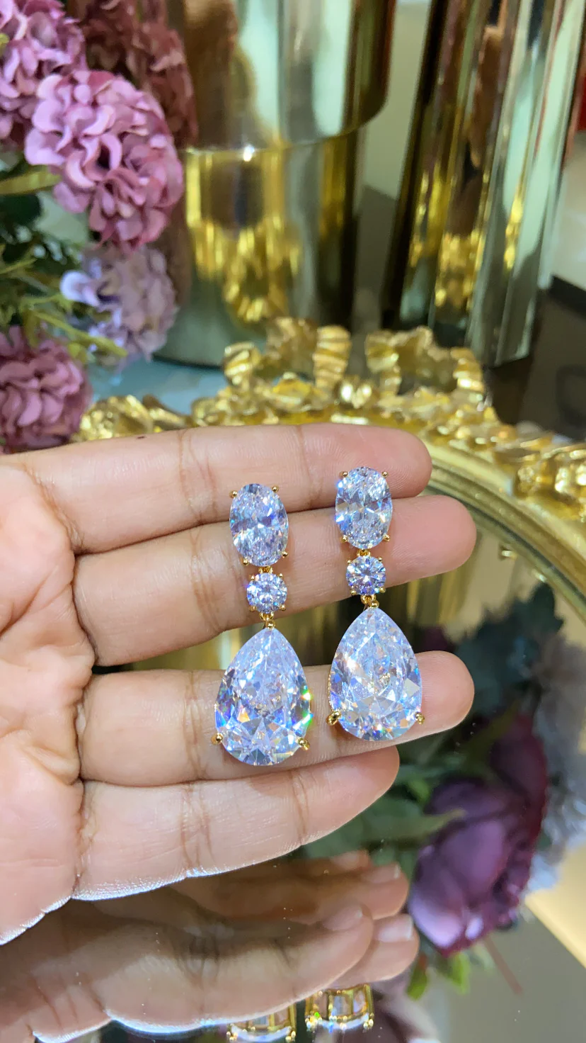 Statement Tear drop earring 🎀 - Image 2